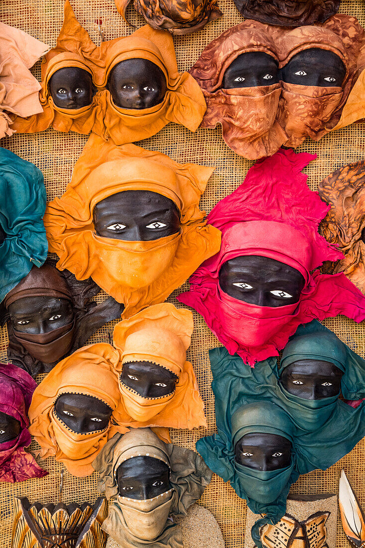 Bunte, handbemalte Masken in der Ausstellung, Nagaa Suhayi Gharb, Nubisches Dorf, Nagaa Suhayi Gharb, Assuan, Ägypten