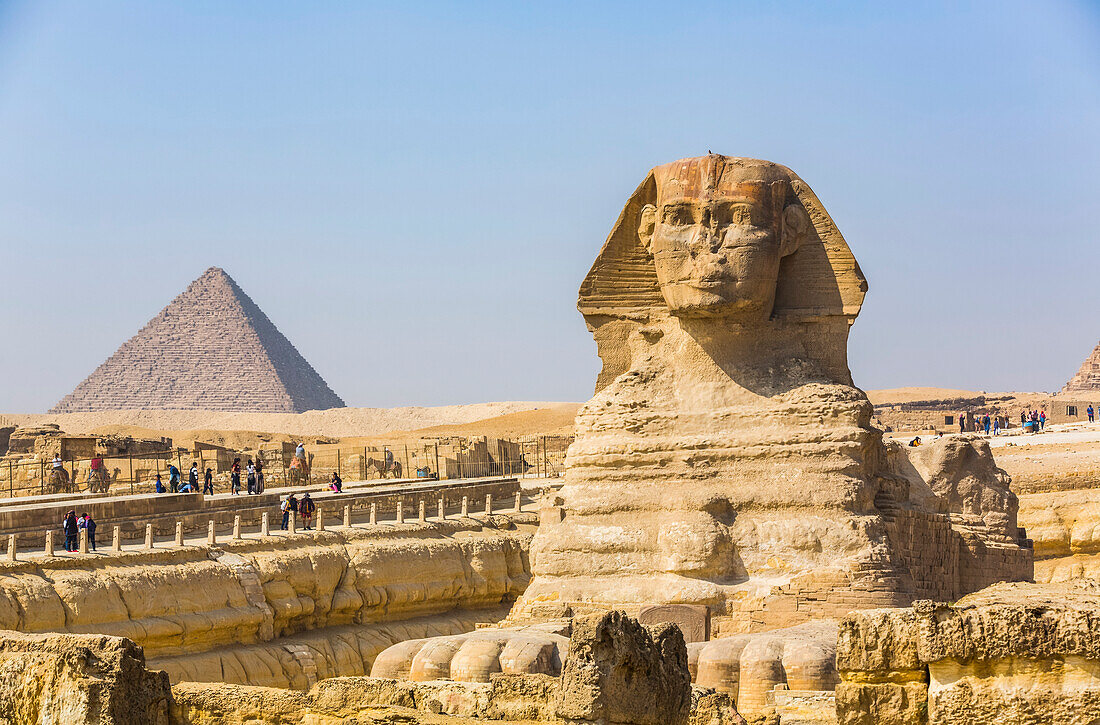 Große Sphinx von Gizeh,Pyramide des Mycerinus (Hintergrund),Pyramidenkomplex von Gizeh,UNESCO-Weltkulturerbe,Gizeh,Ägypten