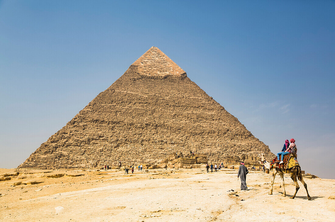 Touristen reiten auf einem Kamel, Chephren-Pyramide, Pyramidenkomplex von Gizeh, UNESCO-Weltkulturerbe, Gizeh, Ägypten