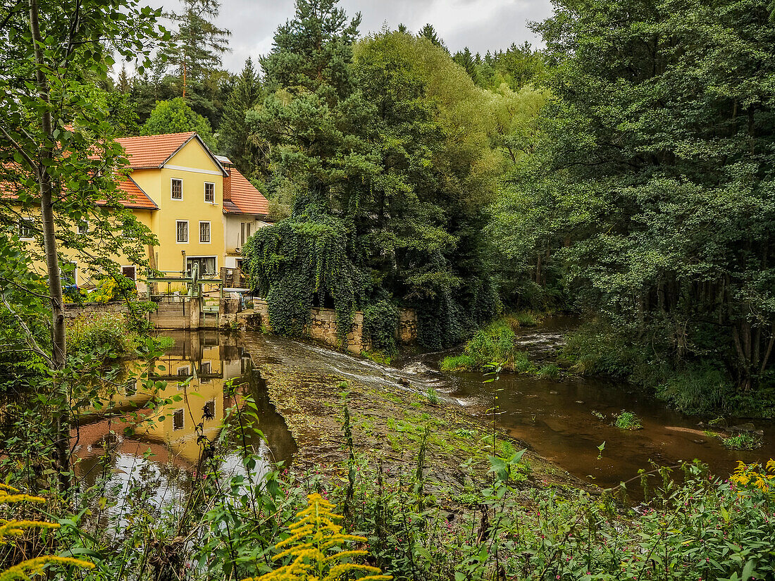 Die Holzmuhle,Alte Mühle mit angrenzendem Fluss,Zwettltal,Waldviertel,Niederösterreich,Österreich