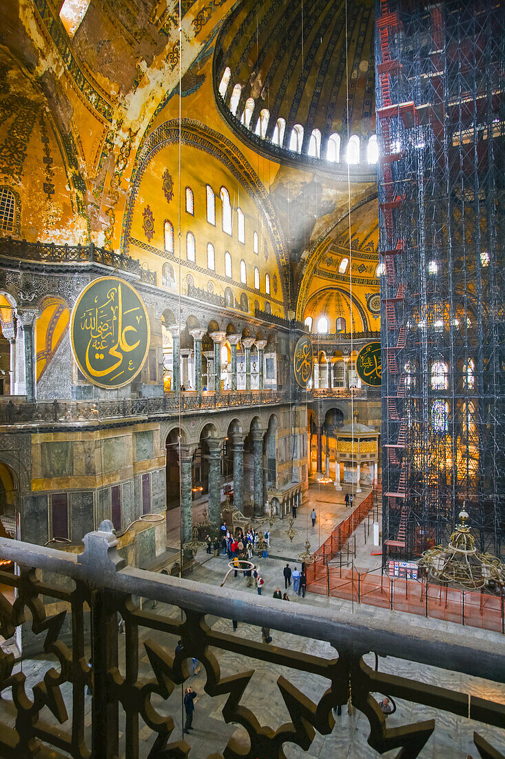 Touristen im Museum der Großen Moschee von Ayasofya (Hagia Sophia), Istanbul, Türkei