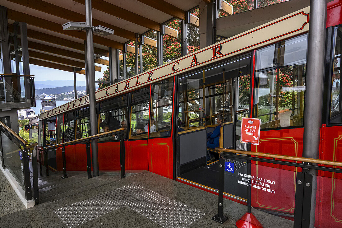 Die Wellington Cable Car ist eine Standseilbahn in Wellington, Neuseeland, zwischen Lambton Quay, der Haupteinkaufsstraße, und Kelburn, einem Vorort in den Hügeln oberhalb der Innenstadt, Wellington, Region Wellington, Neuseeland