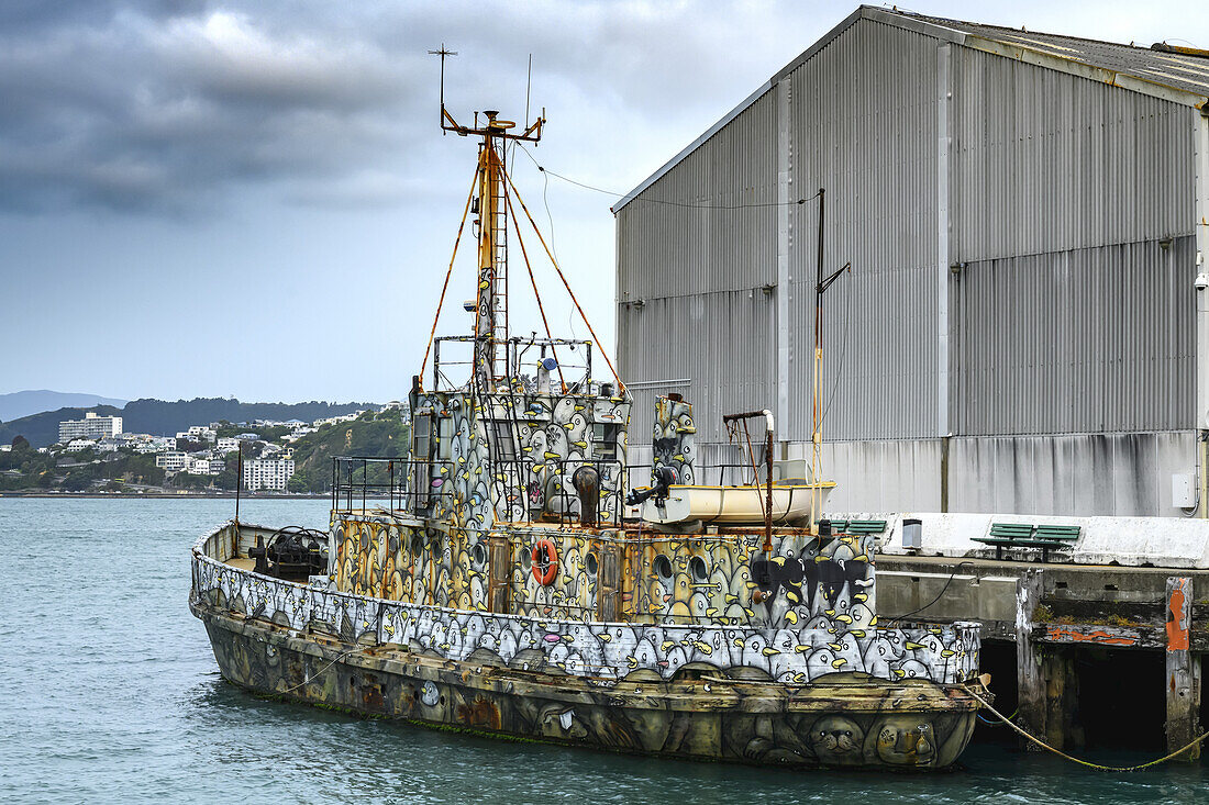 Fischerboot mit Zeichnungen von Vögeln und Meerestieren im Lambton Harbour, Wellington, Nordinsel, Neuseeland