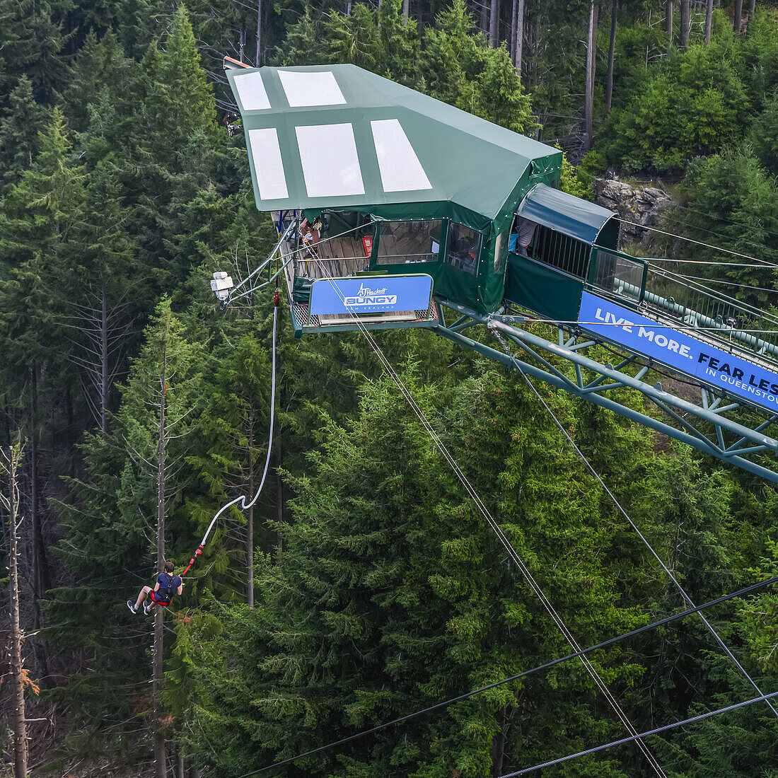 Bungee-Jumping von der Skyline Gondola aus gesehen, Queenstown, Region Otago, Neuseeland