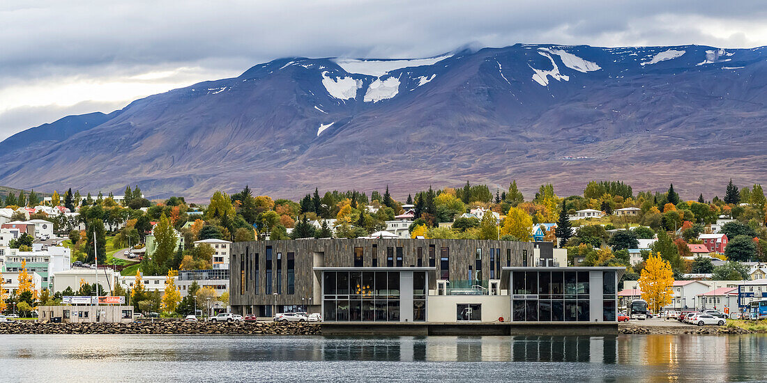 Akureyri ist eine Stadt am Fuße des Eyjafjordur Fjords in Nordisland, Akureyri, Nordostisland, Island