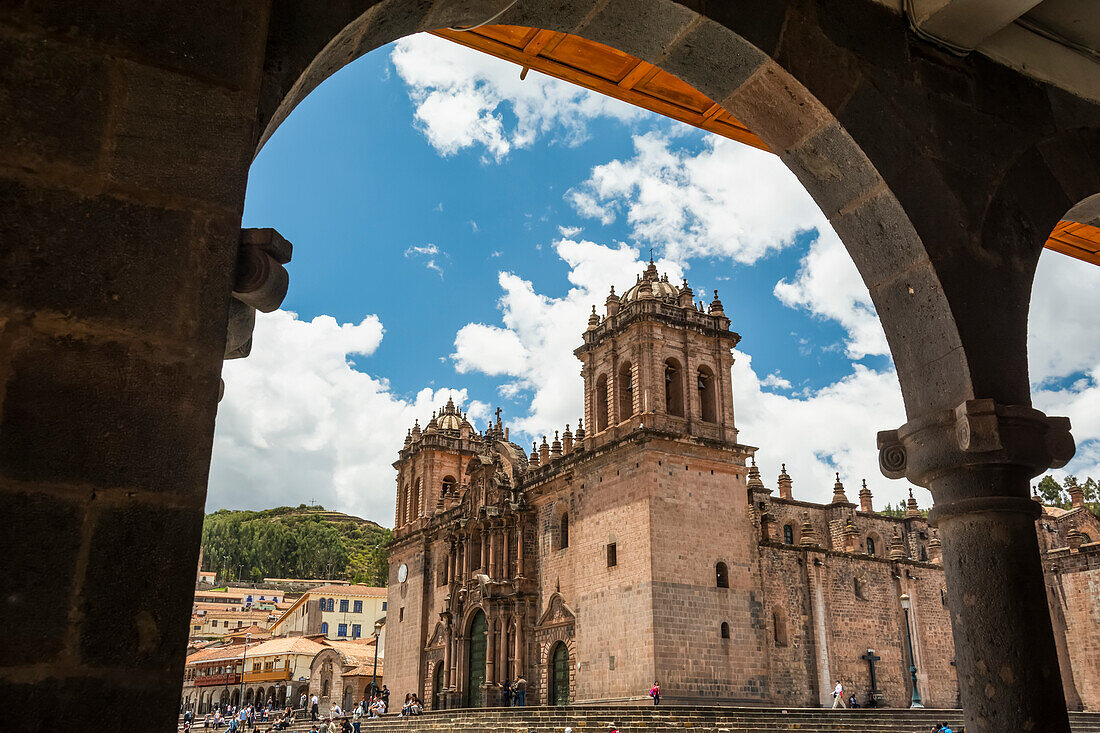 Die Kathedrale von Cusco, gesehen durch einen Steinbogen, Cusco, Cusco, Peru