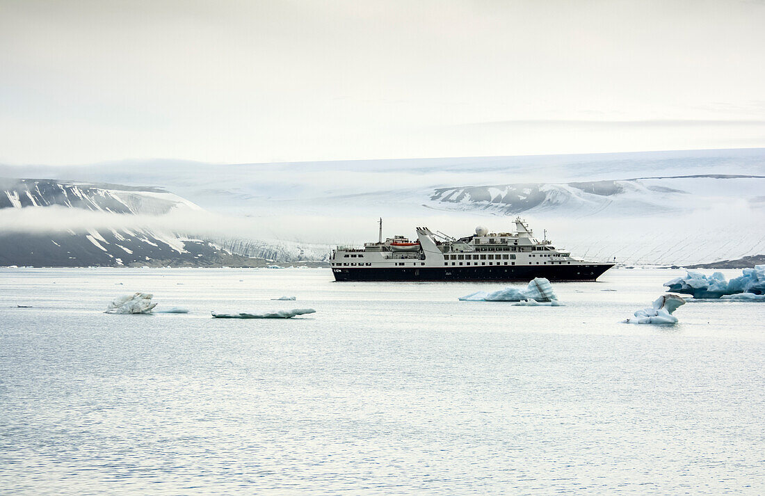 Arktisches Expeditionsschiff in Nordnorwegen, Nordaustlandet, Svalbard, Norwegen