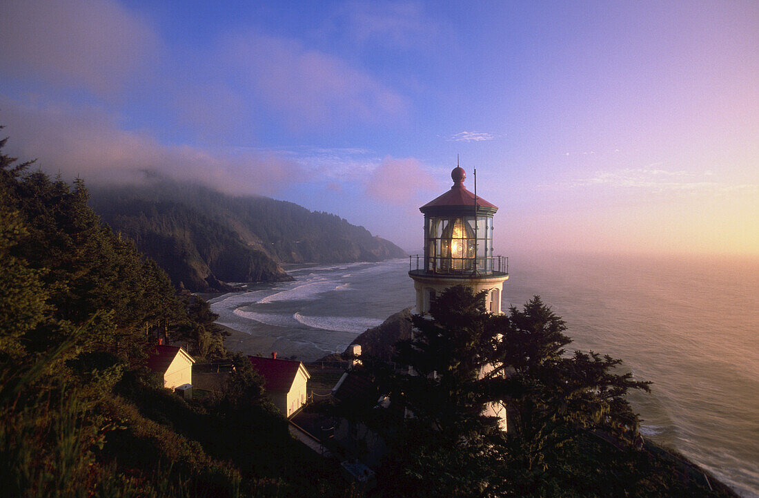 Heceta Head Light in der Abenddämmerung an der Küste von Oregon, Heceta Head Lighthouse State Scenic Viewpoint, Oregon, Vereinigte Staaten von Amerika