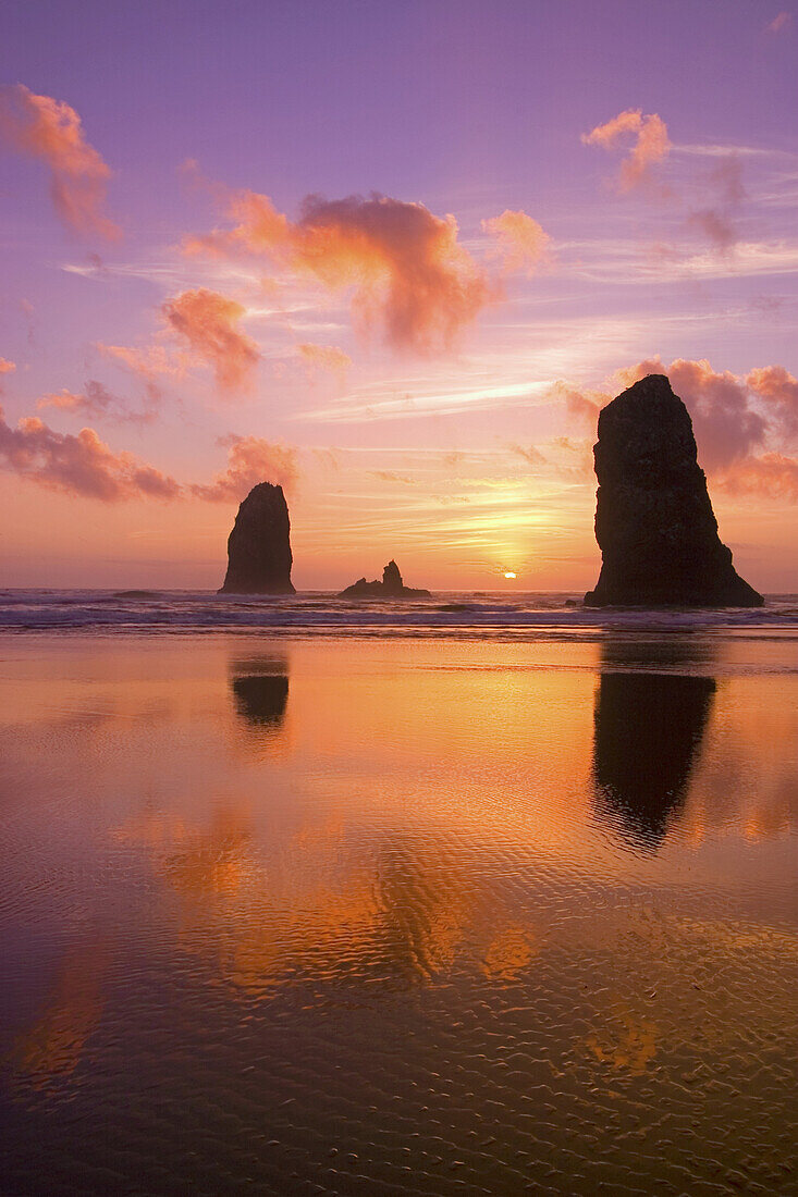 Silhouettierte Meeresstapel im Pazifischen Ozean bei Sonnenuntergang, Oregon-Küste, Oregon, Vereinigte Staaten von Amerika