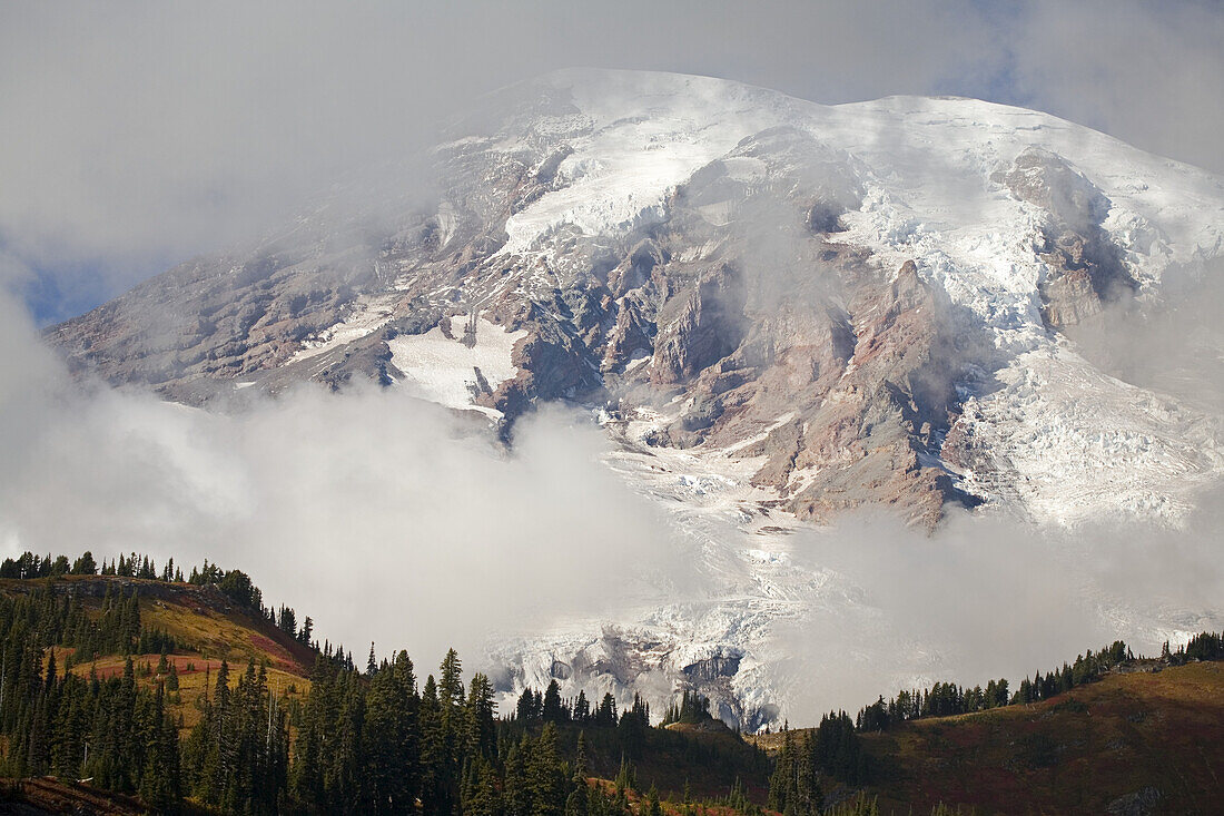 Majestätischer schneebedeckter und wolkenverhangener Mount Rainier, Mount Rainier National Park, Washington State, Vereinigte Staaten von Amerika
