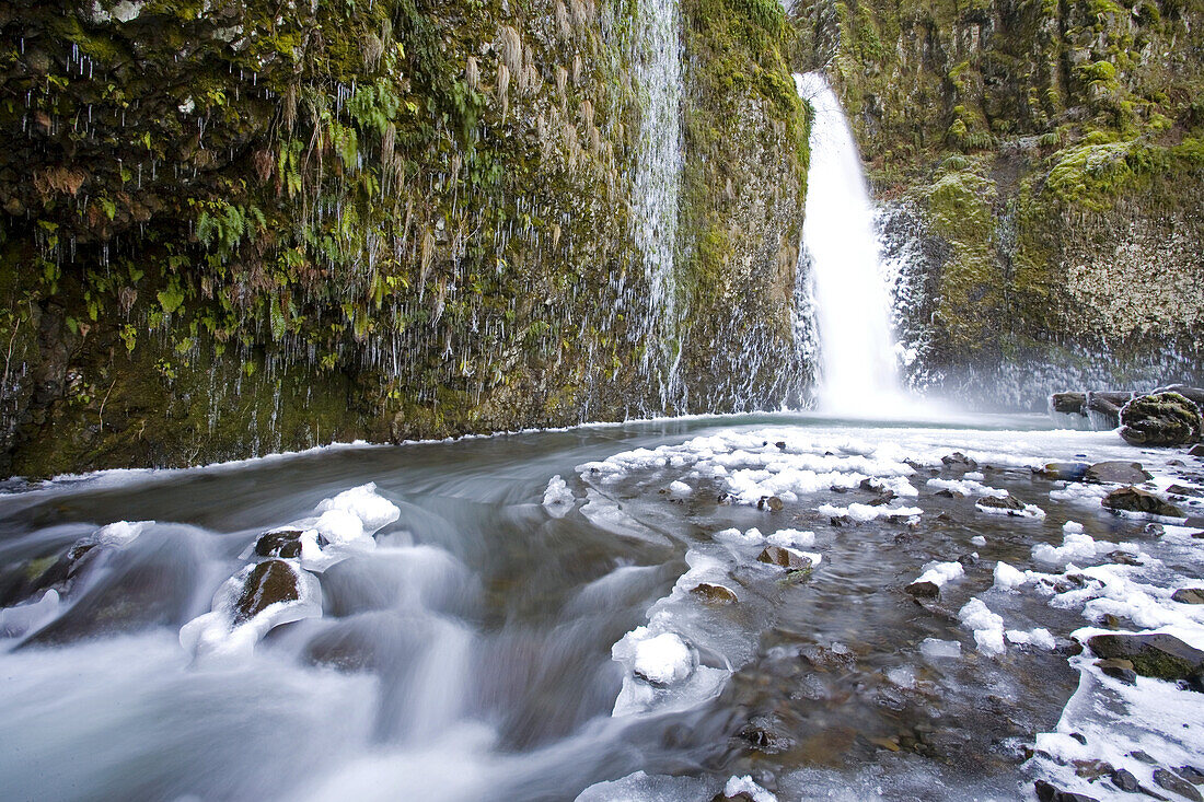 Wasserfall von einer Klippe im Winter, Multnomah Falls, Columbia River Gorge, Oregon, Vereinigte Staaten von Amerika