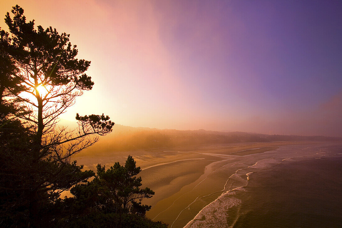 Blick auf die weite Küstenlinie des Yaquina Bay State Park im Nebel bei Sonnenaufgang, Oregon, Vereinigte Staaten von Amerika