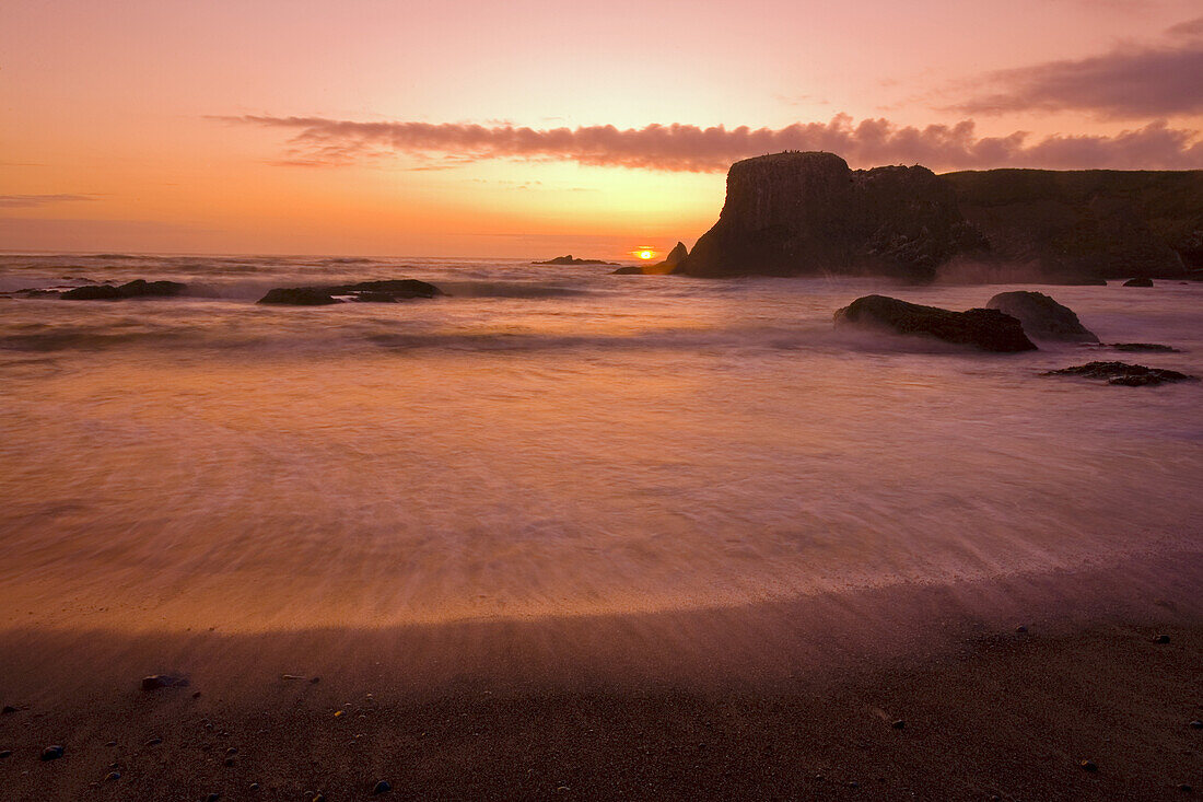 Brandung und Nebel an der Küste von Oregon bei Sonnenuntergang, Oregon, Vereinigte Staaten von Amerika