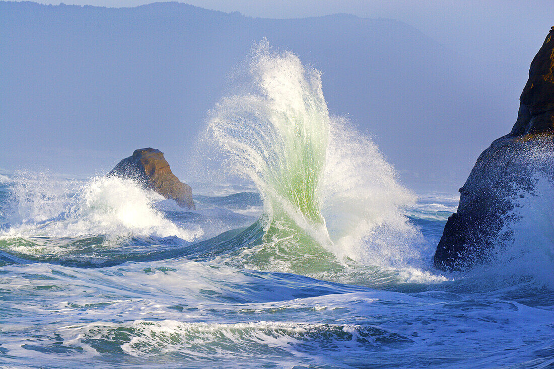 Mächtig brechende Wellen am Cape Kiwanda, Oregon, Vereinigte Staaten von Amerika