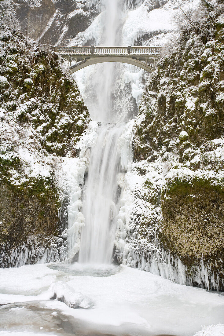 Multnomah Falls im Winter,Columbia River Gorge,Oregon,Vereinigte Staaten von Amerika