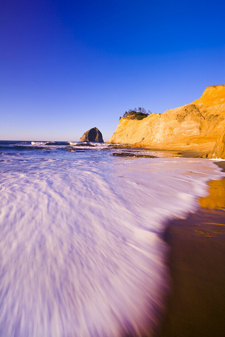 Brandung am Strand von Cape Kiwanda bei Sonnenaufgang an der Küste von Oregon, Oregon, Vereinigte Staaten von Amerika