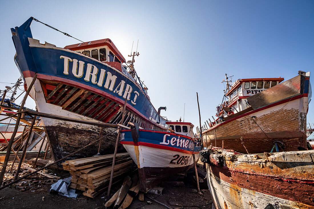 Nahaufnahme von Fischerbooten, die für Reparaturen am Ufer gestrandet sind, Tumbes, Bio-Bio-Region, Chile