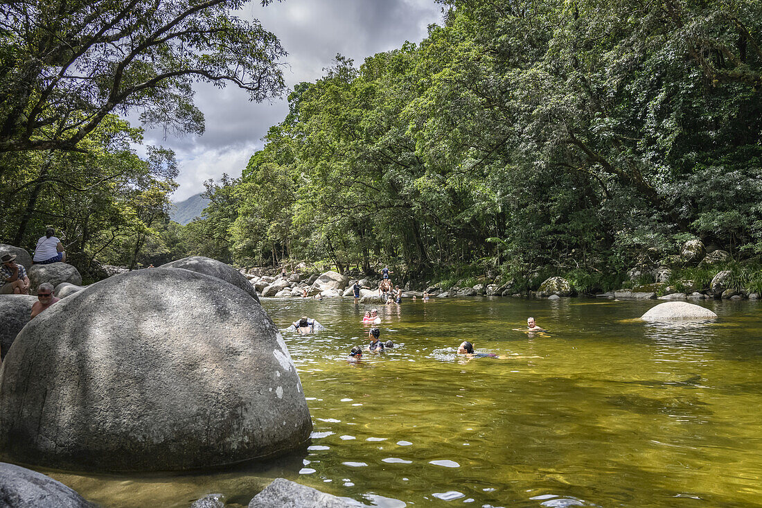 Menschen schwimmen im Mossman River in der Mossman Gorge, Shire of Douglas, Daintree Region, Queensland, Australien