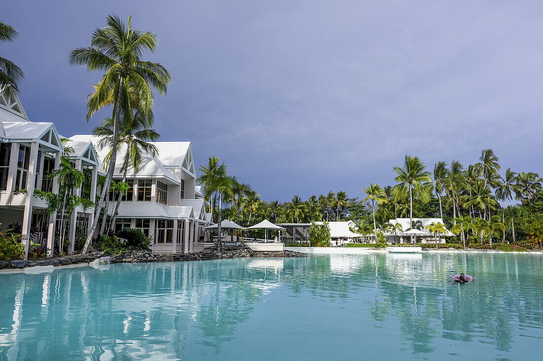 Swimmingpool in einem von Palmen umgebenen Resort, Port Douglas, Queensland, Australien