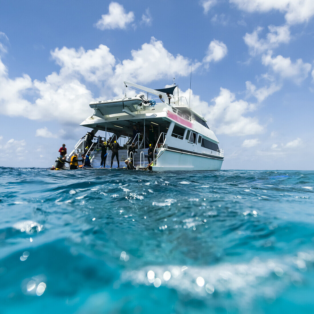 Taucher bei den Vorbereitungen für einen Tauchgang von einem Tauchboot aus in den Ozean, Australien