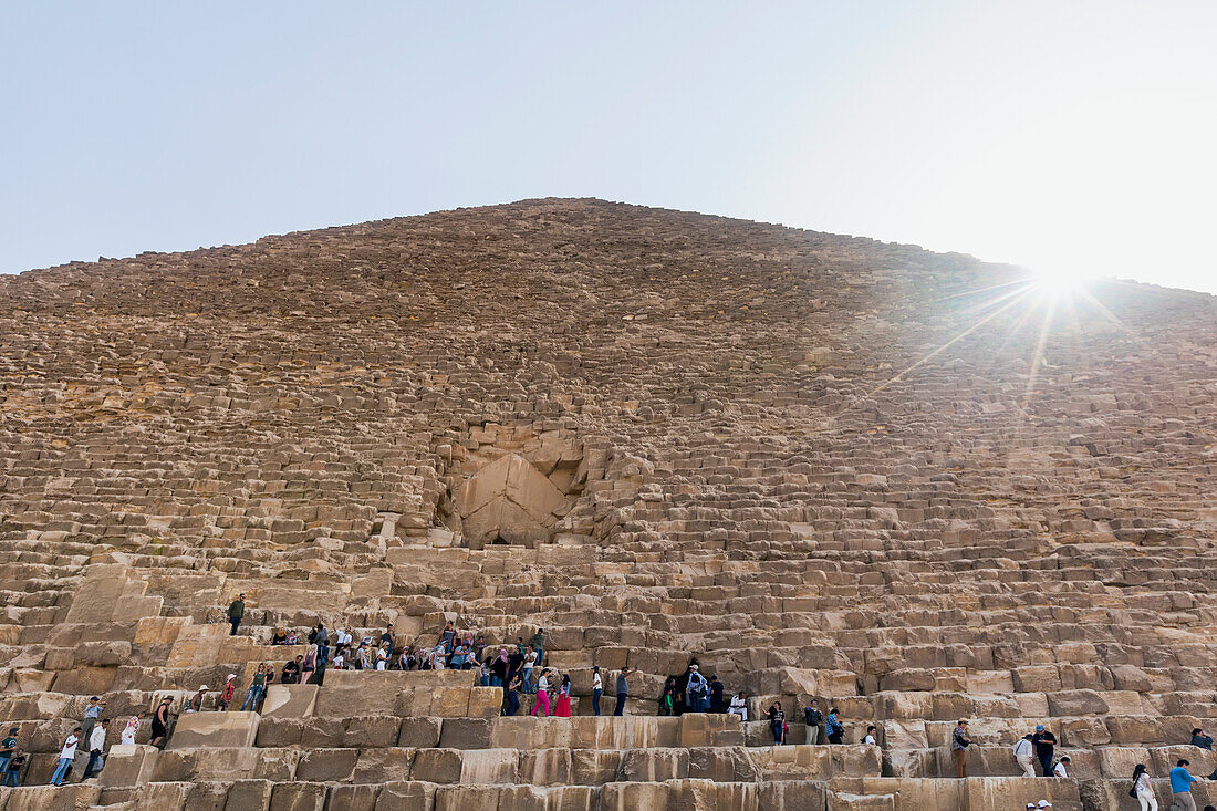 Touristen besteigen die Große Pyramide von Gizeh, Gizeh-Plateau, Altes Ägypten, Gizeh, Ägypten