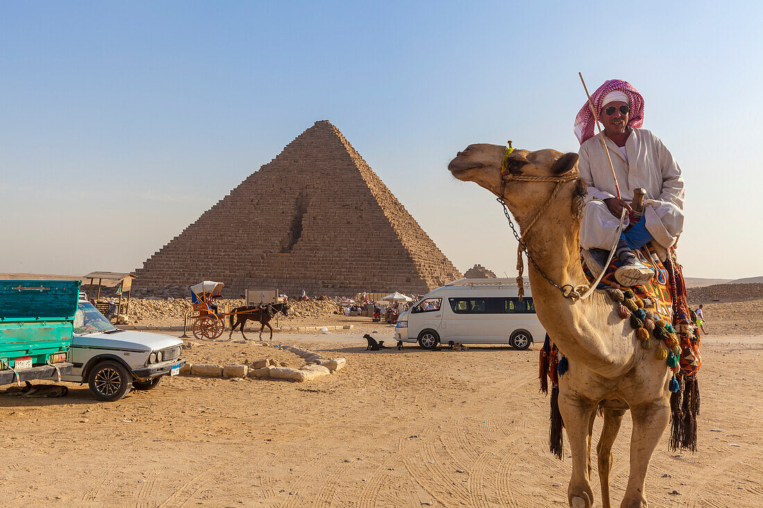 Kamel und Fremdenführer an der Pyramide von Menkaure, Gizeh-Plateau, Altes Ägypten, Gizeh, Ägypten