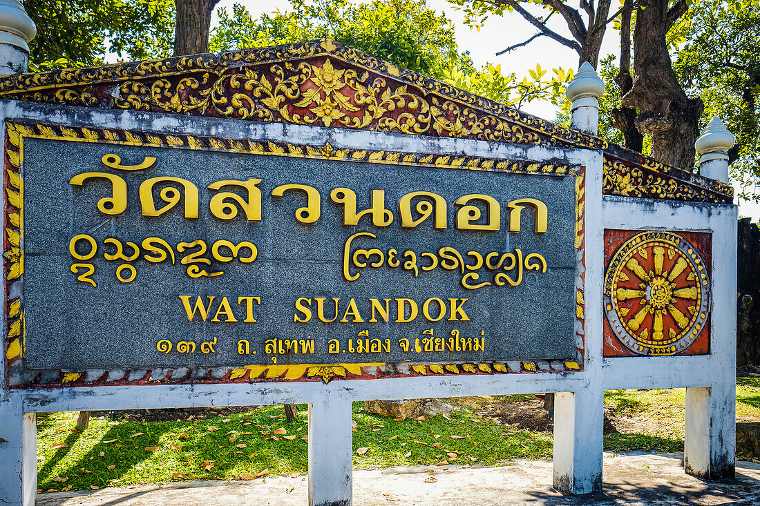 Schild am Eingang des Wat Suandok in thailändischer und englischer Sprache, Chiang Mai, Thailand, Chiang Mai, Provinz Chiang Mai, Thailand