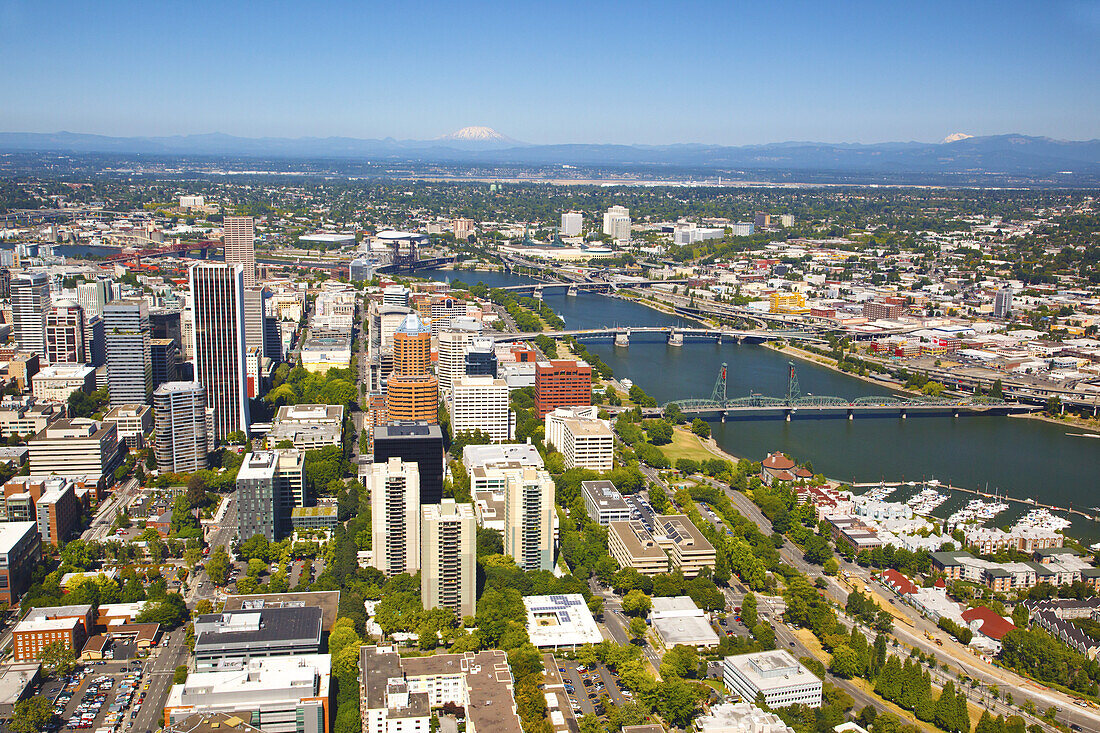 Stadtbild von Portland, Oregon, mit Brücken über den Willamette River und einem Blick auf den Mount Saint Helens, Mount Tabor und die Cascade Range in der Ferne, Portland, Oregon, Vereinigte Staaten von Amerika