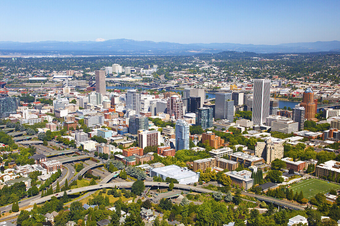 Stadtbild von Portland, Oregon, mit dem Willamette River und einem Blick auf den Mount Tabor und die Cascade Range in der Ferne, Portland, Oregon, Vereinigte Staaten von Amerika