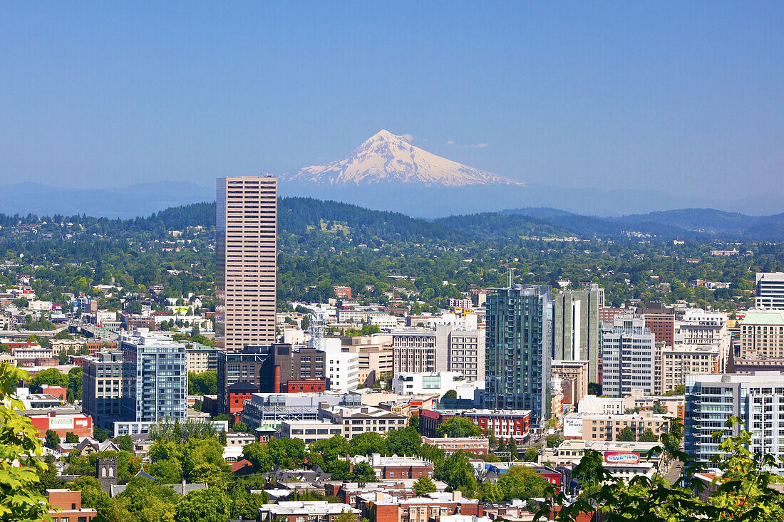 Stadtbild von Portland, Oregon, und ein Blick auf den majestätischen Mount Hood und die Cascade Range in der Ferne, Portland, Oregon, Vereinigte Staaten von Amerika