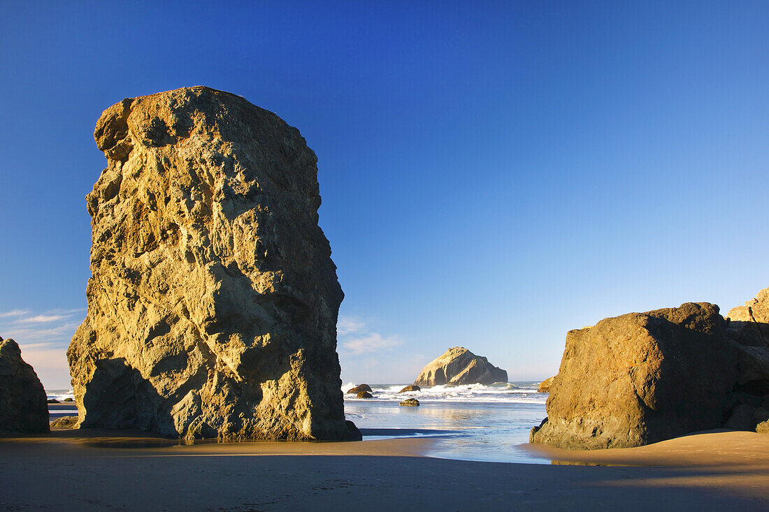 Felsformationen am Bandon Beach bei Sonnenaufgang und Ebbe, Küste von Oregon, Oregon, Vereinigte Staaten von Amerika