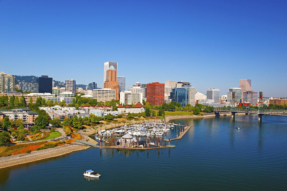 Buntes Stadtbild mit Hafen und Hawthorne Bridge über den Willamette River in Portland,Oregon,Portland,Oregon,Vereinigte Staaten von Amerika