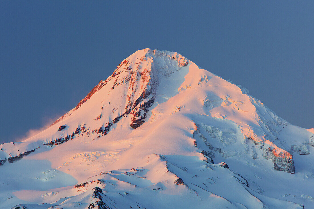 Schneebedeckter Mount Hood bei Sonnenaufgang in der Cascade Range,Oregon,Vereinigte Staaten von Amerika