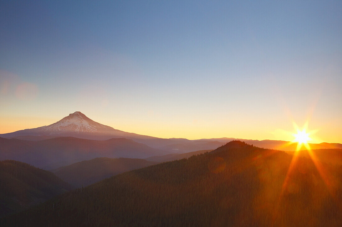 Mount Hood mit einem Sonnenaufgang über dem Horizont,Oregon,Vereinigte Staaten von Amerika