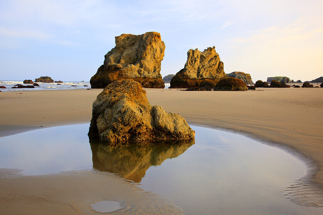 Felsformationen und Gezeitentümpel an der Küste von Oregon bei Sonnenaufgang, Bandon, Oregon, Vereinigte Staaten von Amerika