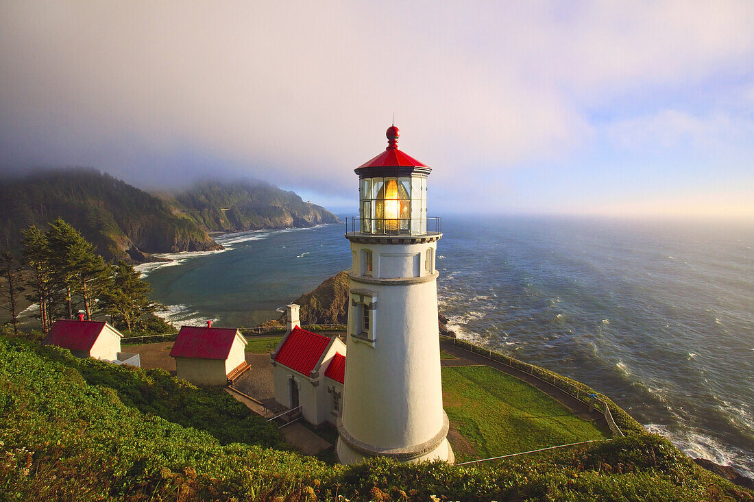 Heceta Head Light beleuchtet im Nebel an der Küste von Oregon,Oregon,Vereinigte Staaten von Amerika