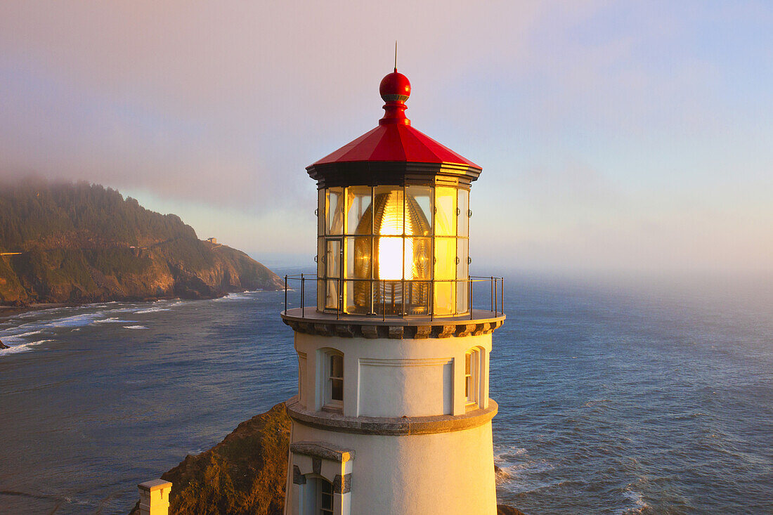 Heceta Head Light beleuchtet im Nebel an der Küste von Oregon,Oregon,Vereinigte Staaten von Amerika