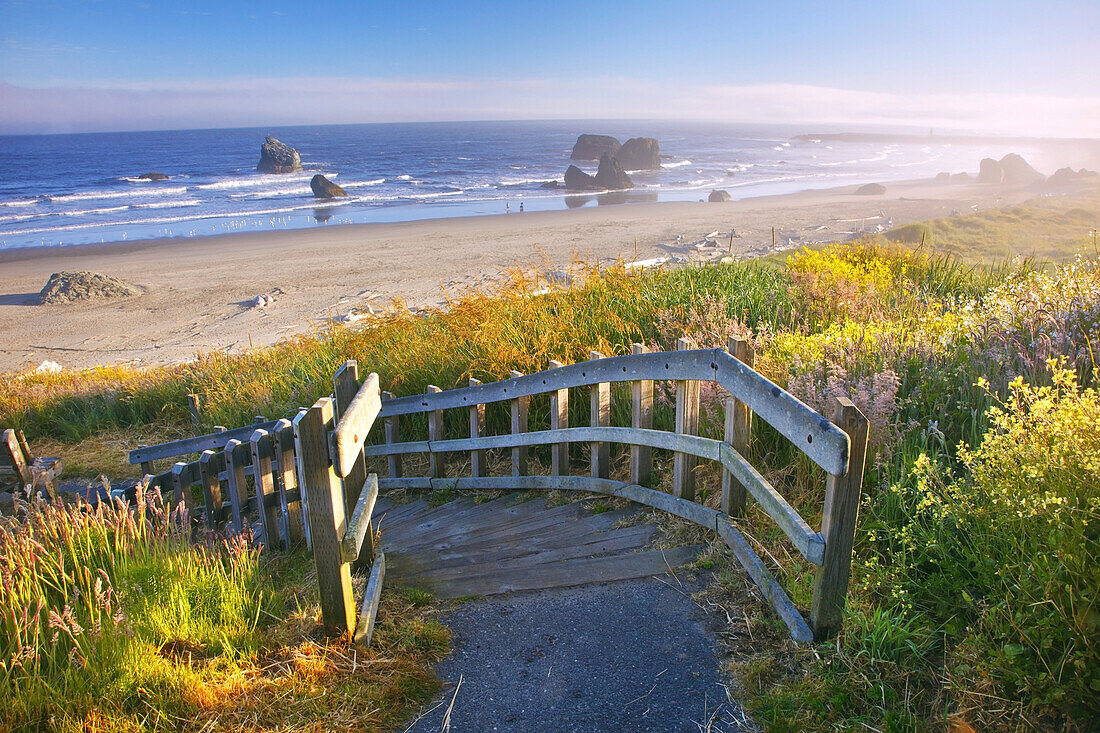 Holzstufen und Geländer, die zum Strand entlang der Küste von Oregon im Bandon State Park hinunterführen,Bandon,Oregon,Vereinigte Staaten von Amerika