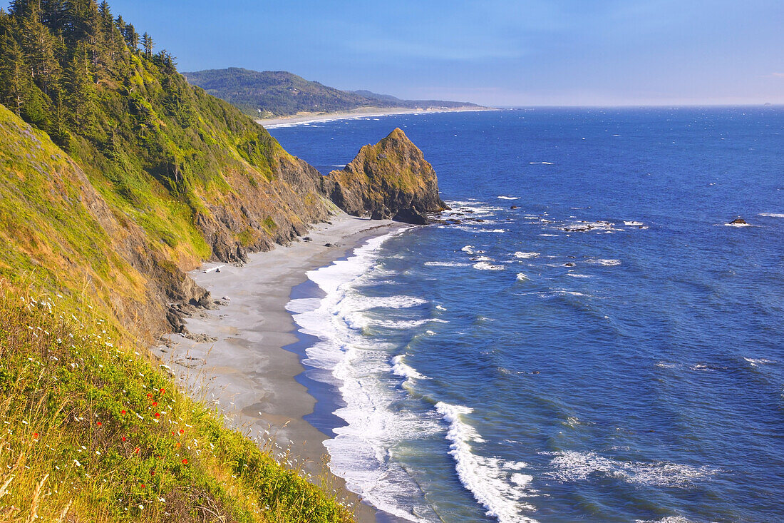 Brandung und breiter Strand entlang der zerklüfteten Küste von Oregon,Oregon,Vereinigte Staaten von Amerika