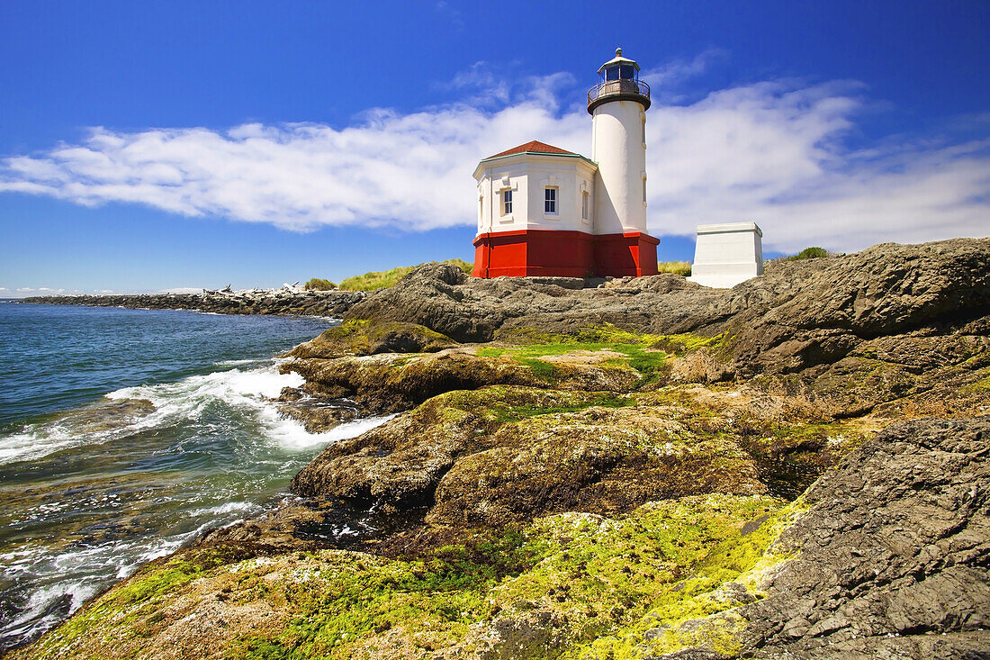 Coquille River Light an der Küste von Oregon mit zerklüfteter Felsenküste,Bandon,Oregon,Vereinigte Staaten von Amerika