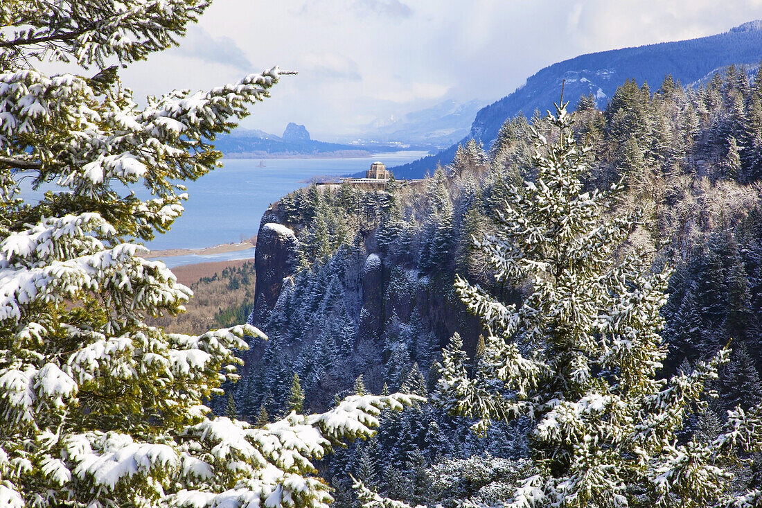 Aussichtshaus am Crown Point Promontory in der Columbia River Gorge im Winter, mit schneebedeckten immergrünen Bäumen im Vordergrund,Corbett,Oregon,Vereinigte Staaten von Amerika