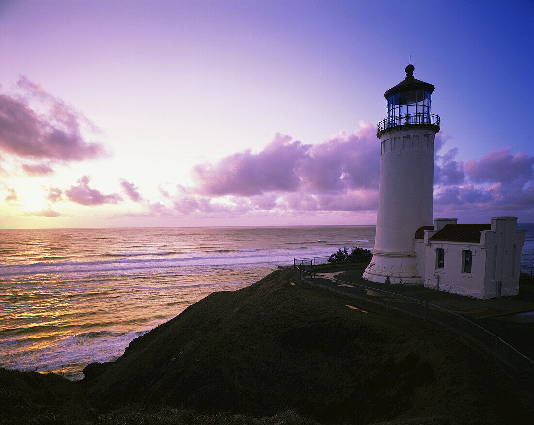North House Lighthouse an der Küste von Washington bei Sonnenuntergang im Cape Disappointment State Park, Washington, Vereinigte Staaten von Amerika
