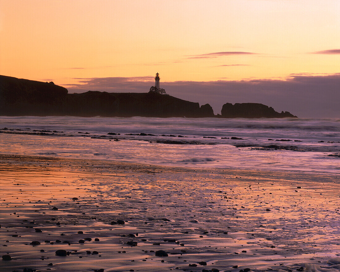 Yaquina Head Lighthouse bei Sonnenuntergang, Yaquina Bay State Park, Oregon, Vereinigte Staaten von Amerika