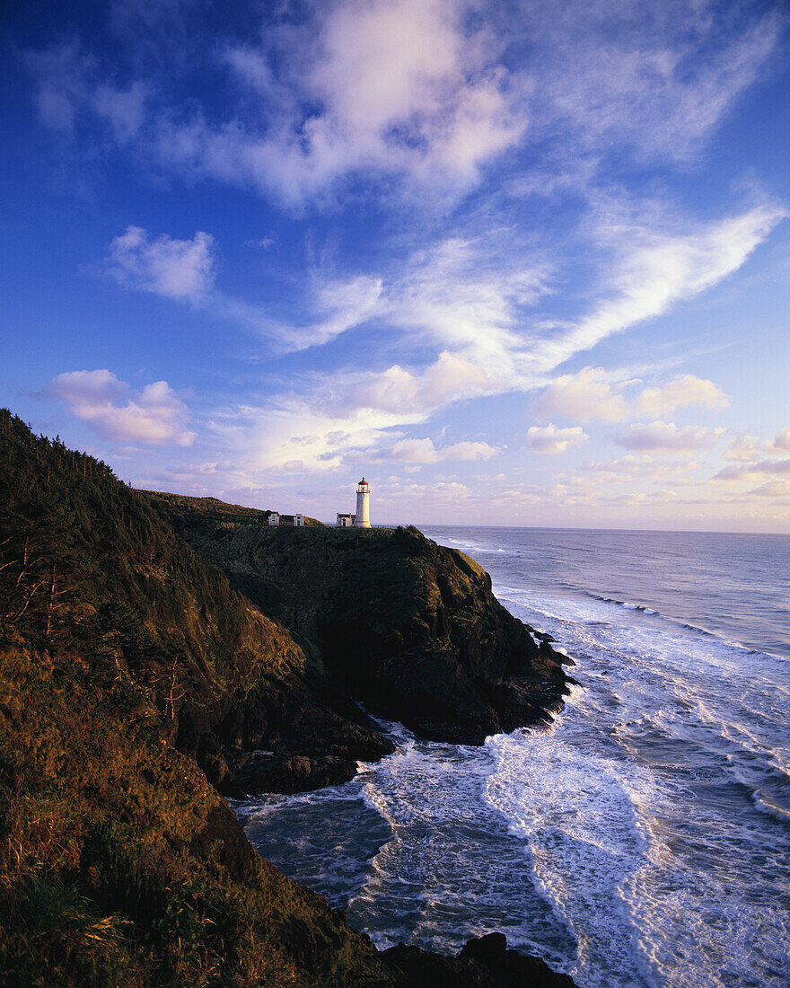 North Head Lighthouse entlang der zerklüfteten Küste Washingtons im Cape Disappointment State Park, Washington, Vereinigte Staaten von Amerika