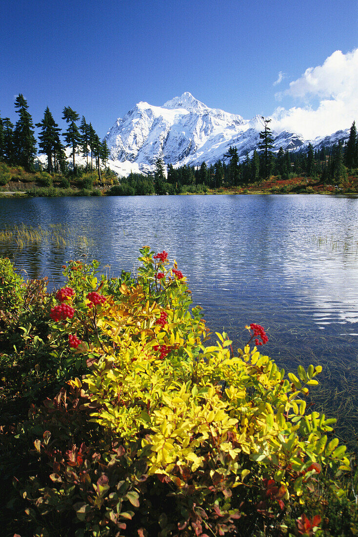 Schneebedeckter Mount Shuksan mit Picture Lake im Vordergrund und Mount Baker-Snoqualmie National Forest im North Cascades National Park, Washington, Vereinigte Staaten von Amerika