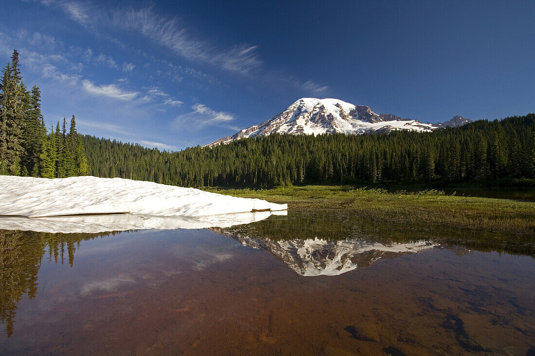 Der Gipfel und der Schnee auf dem Mount Rainier spiegeln sich im Reflection Lake, Mount Rainier National Park, Washington, Vereinigte Staaten von Amerika