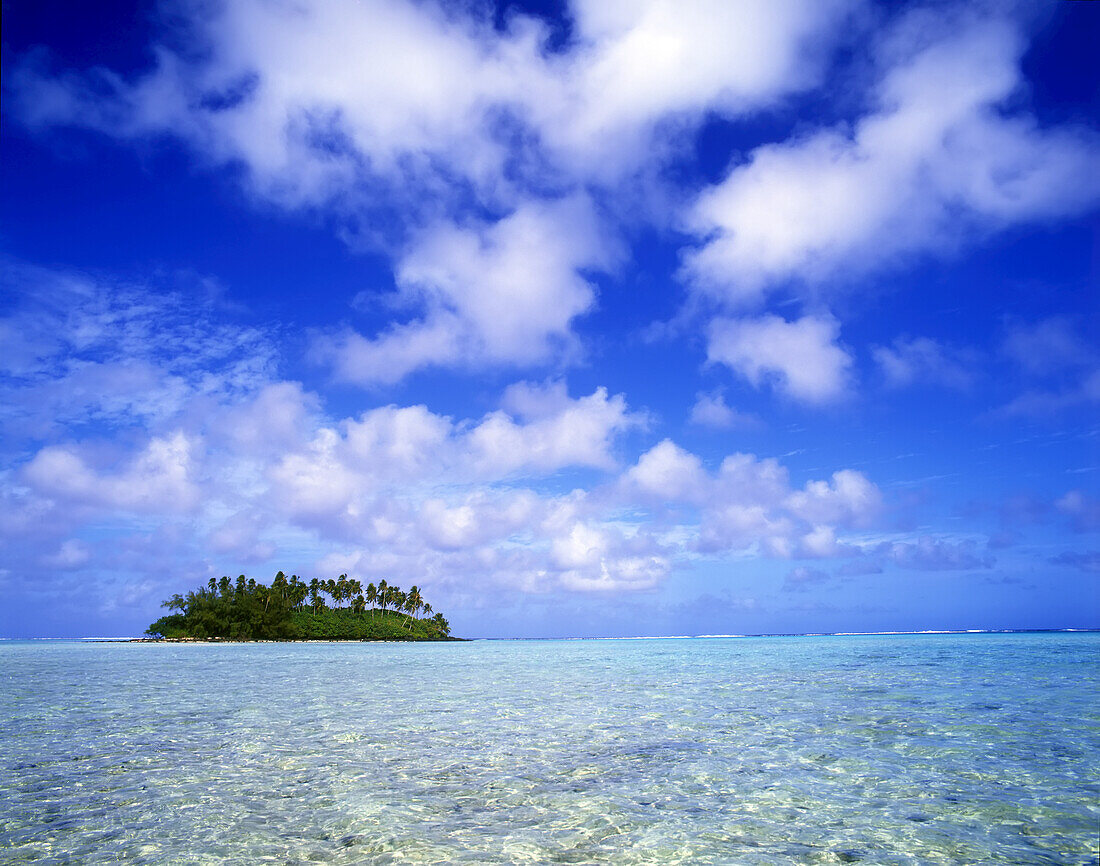 Kleine Insel auf den Cook-Inseln, umgeben von türkisfarbenem Meerwasser,Cook-Inseln