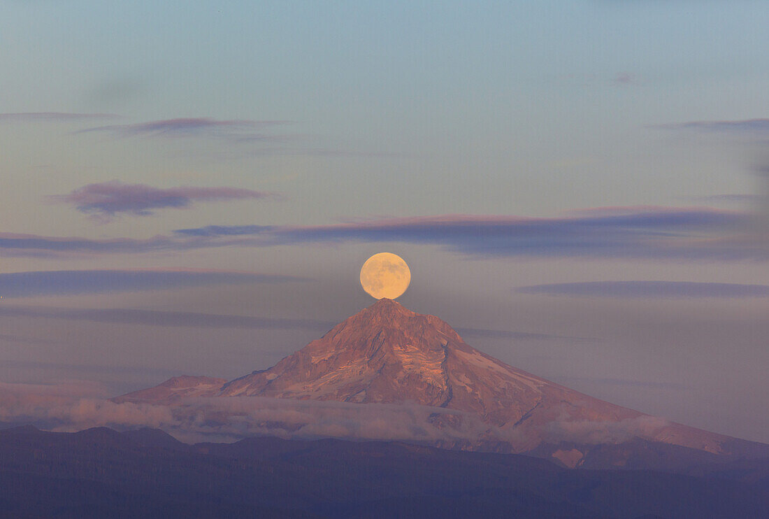 Vollmond leuchtet über dem Gipfel des Mount Hood, Oregon, Vereinigte Staaten von Amerika
