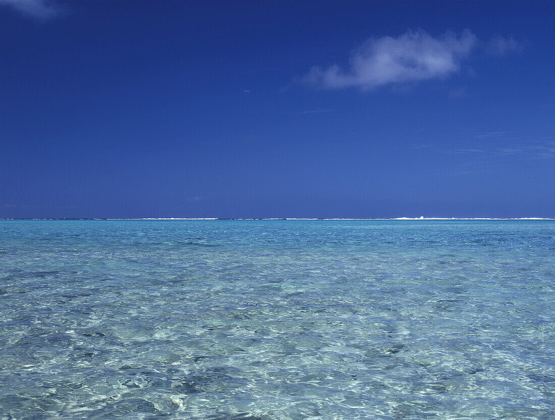 Klares blaues Wasser vor einem strahlend blauen Himmel über dem Horizont im Südpazifik, Cook Inseln