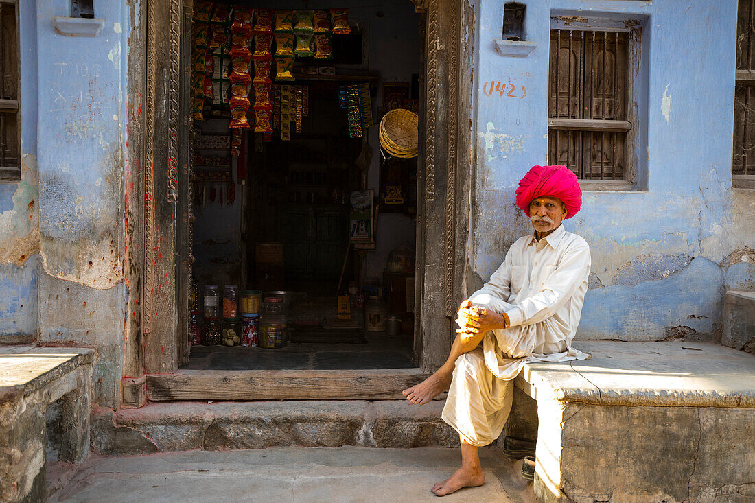 Mann mit rotem Turban im Dorf Narlai im ländlichen Rajasthan,Narlai,Rajasthan,Indien